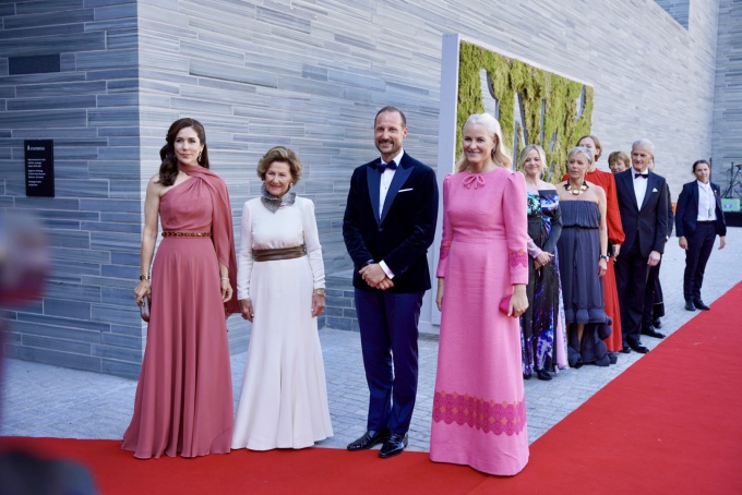 Kronprinsesse Mary av Danmark, Dronning Sonja, Kronprins Haakon og Kronprinsesse Mette-Marit før festmiddagen. Foto: Sara Svanemyr. Det kongelige hoff.